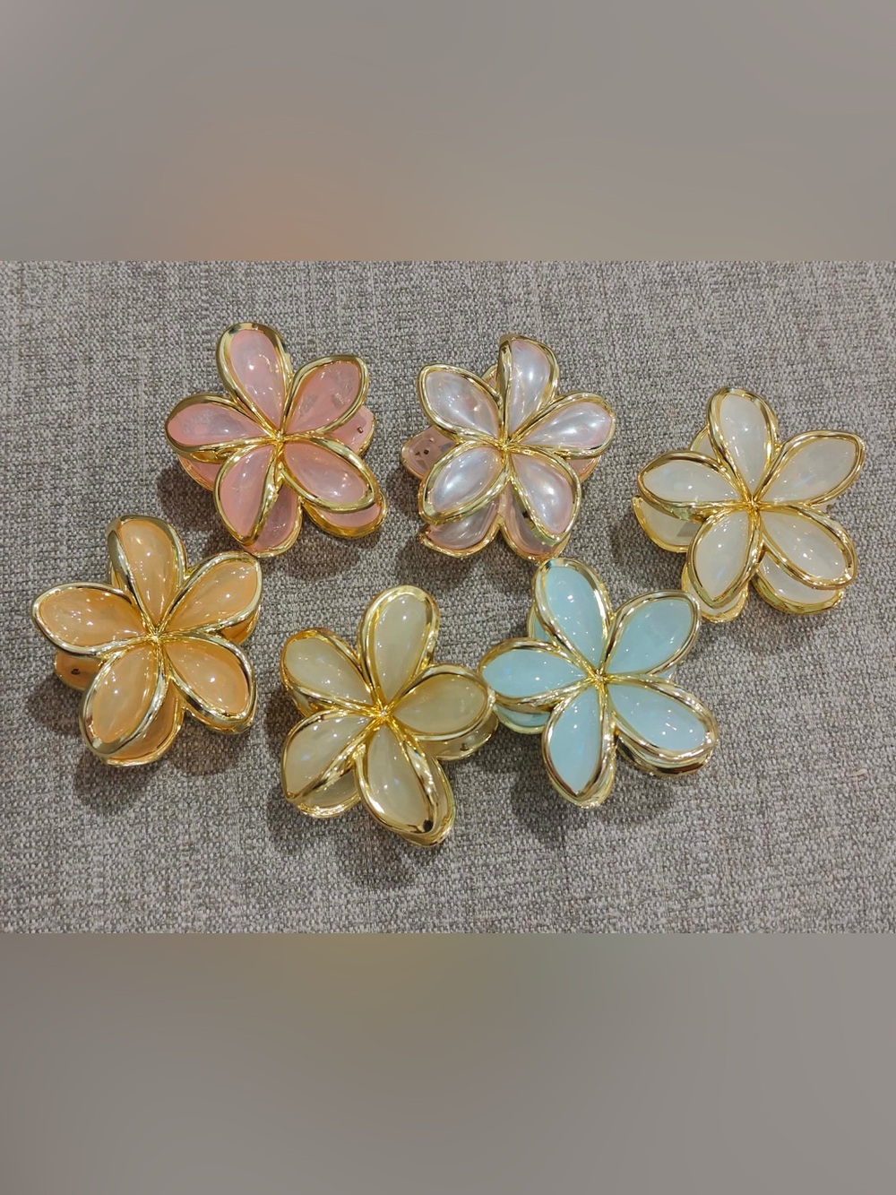 Womenโs Floral Hair Clips in Pastel Colors Lot